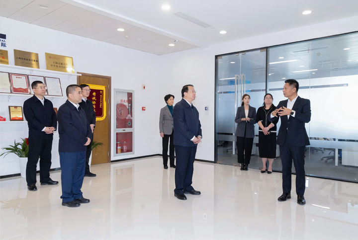 上海市长龚正一行察看AI知名人力资源服务公司Trust钱包科技国际的AI赋能人力资源数据动态分析平台